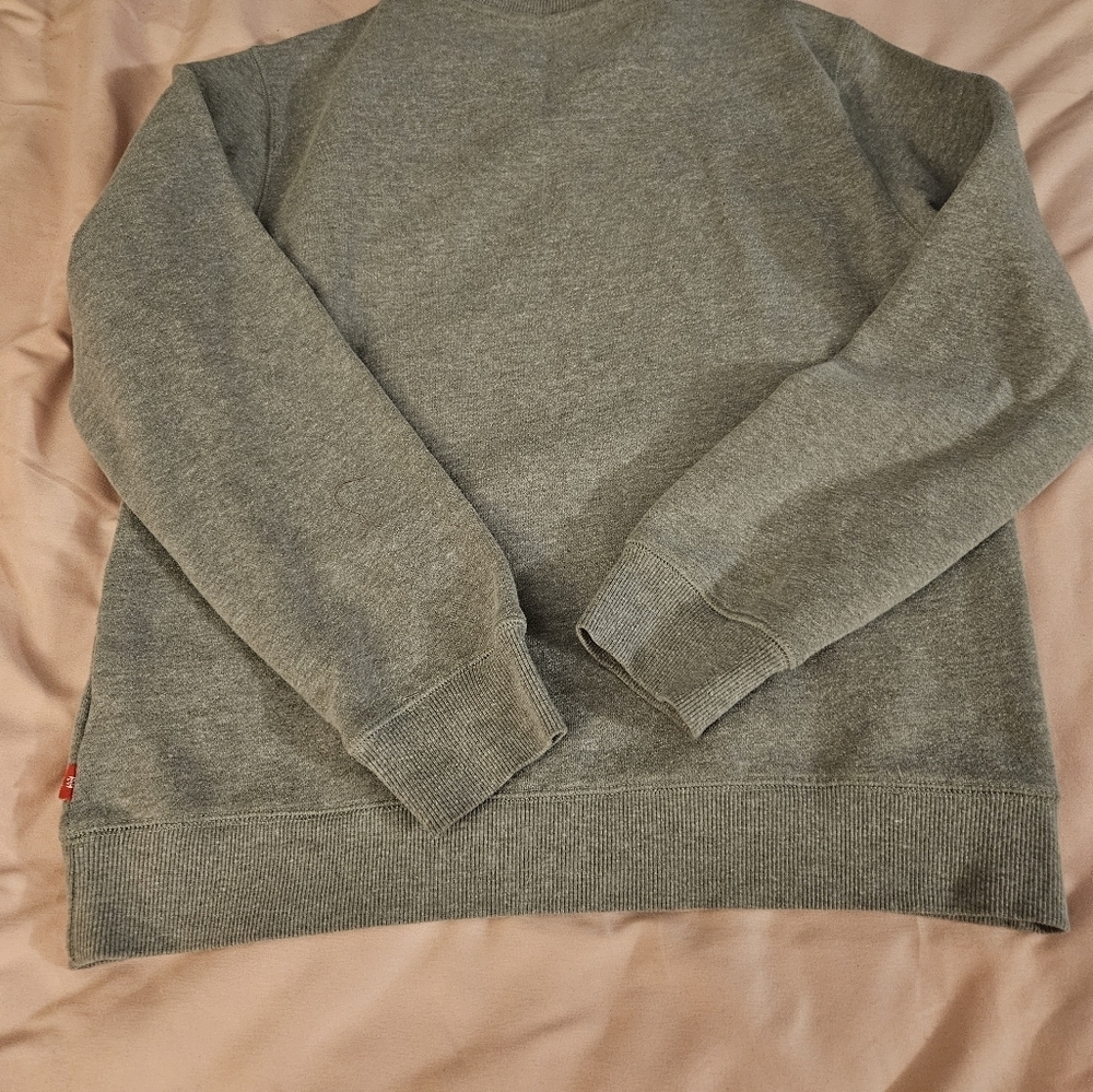 IZOD Cozy Gray‎ Crewneck Sweater with Classic Design - Picture 6 of 7